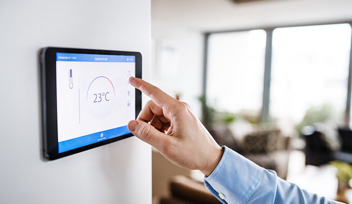 Person using thermostat scheduling interface to set the operating period of a room